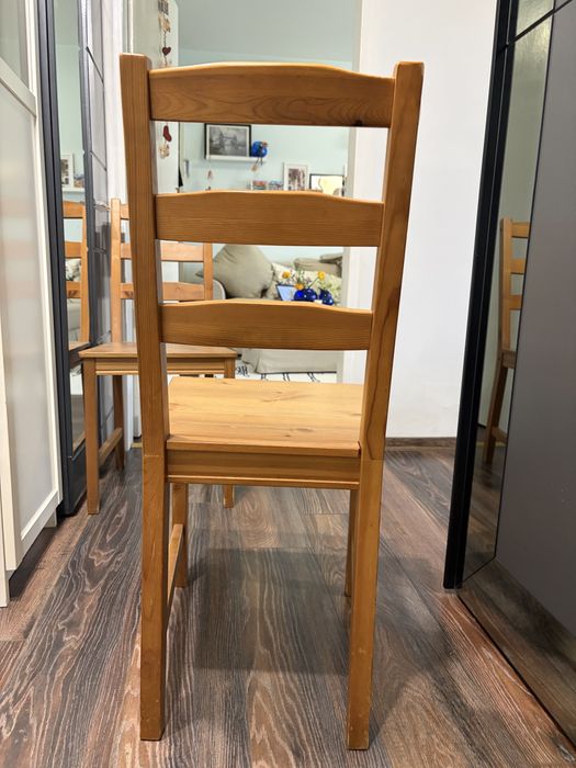 Дървени столове – 4 бр., запазени