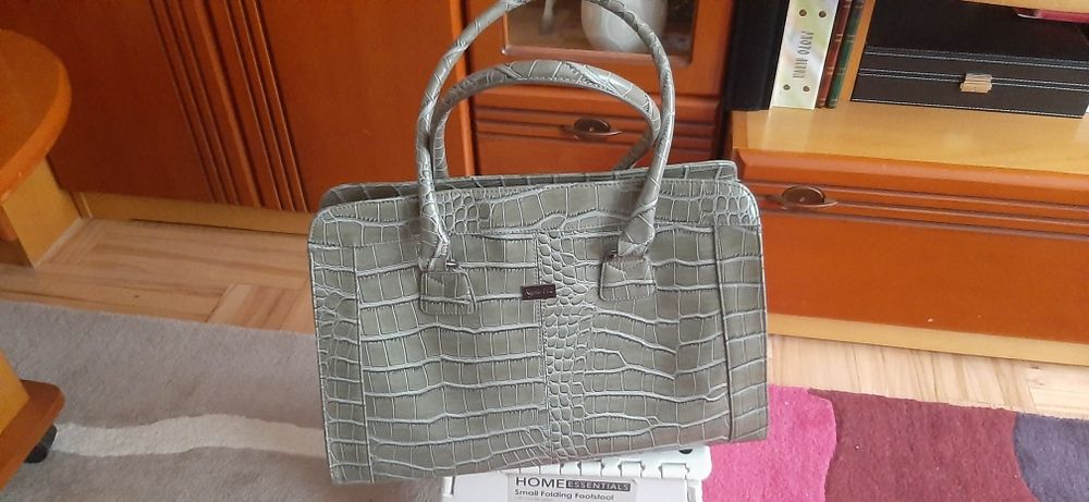 Poșetă damă vernil din piele naturală ,elegantă și încăpătoare