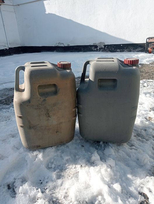 Канистры пластмассовые.