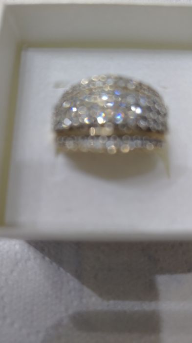 Vând inel superb de 18k cu 60 diamante este nou!Îl vând pt am nevoie b