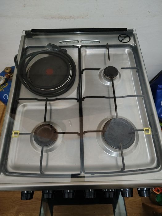 Vând aragaz Electrolux  de inox