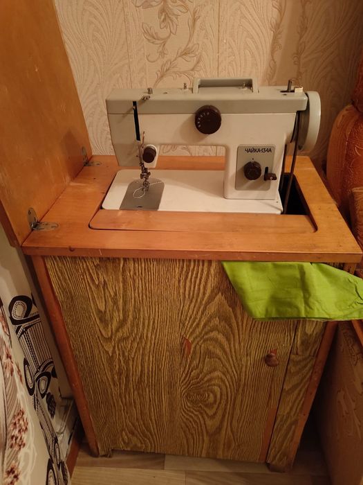 Продам швейную машинку Чайка