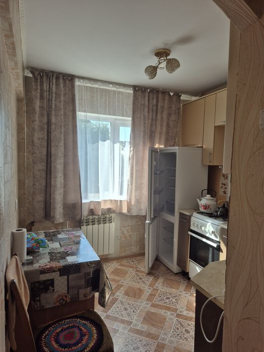 Продам 1 ком.,,Стеклянный магазин"