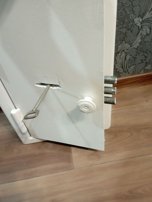 Продам сейф металлический