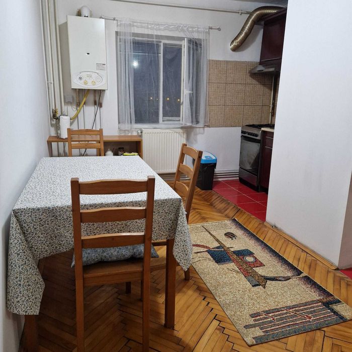 Inchiriez apartament 2 camere, decomandat.