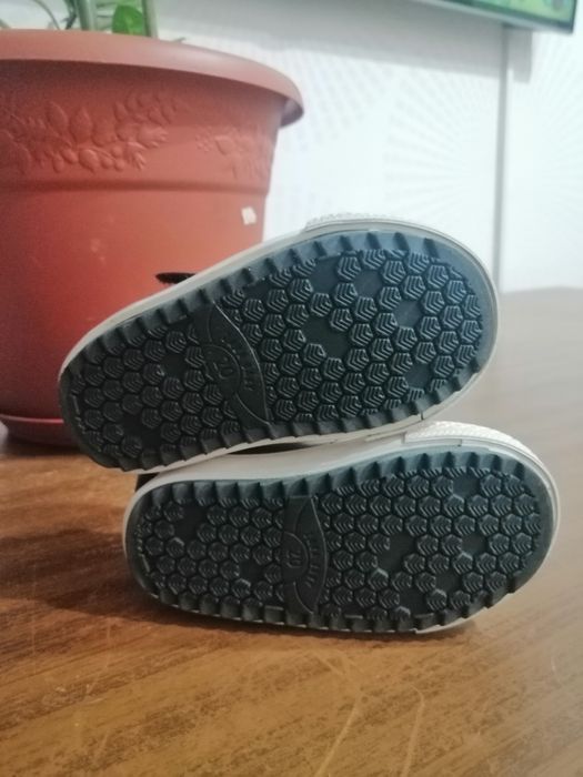 Продам детские ботинки