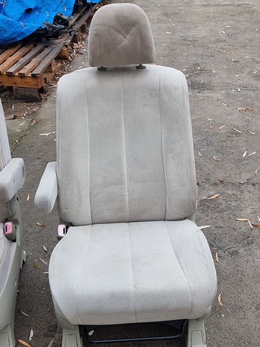 Кресла передние на Toyota Estima