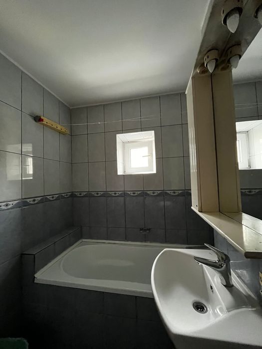 inchiriez  apartament 3 camere Nicolina 1