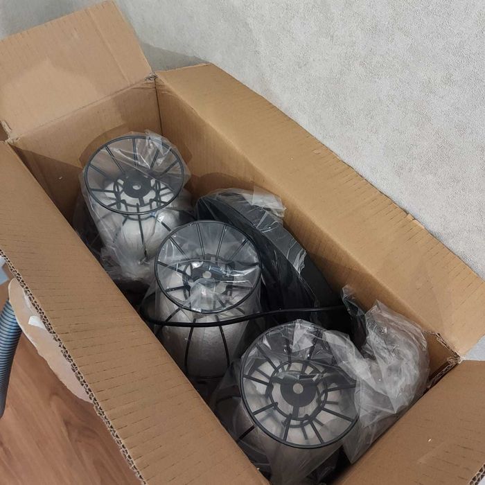 Новый светильник черного цвета из трех плафонов