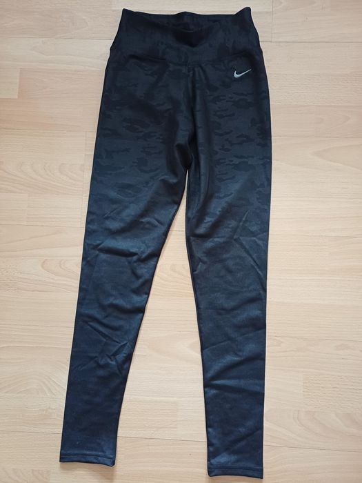 Черен Клин на Nike