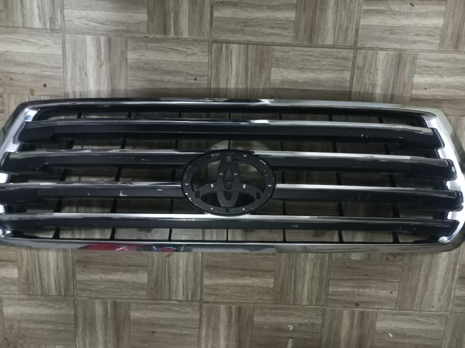 Решетка радиатора на Toyota land cruiser 200