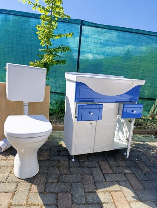 Vând wc două bazine două chiuvete mască chiuvetă cu sertare și cadă baie fară zgârieturi sau îngălbenite Menționez că totul se află pe v Avrigului