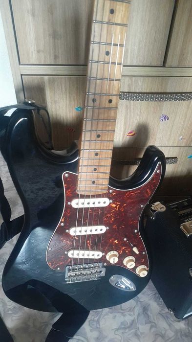 Продам Электрогитару + комбоусилитель