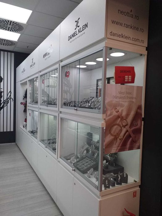 Vand mobilier magazin stare excelenta.