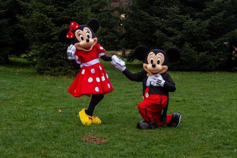 Продавам костюми на Mickey Mouse и Minnie Mouse –