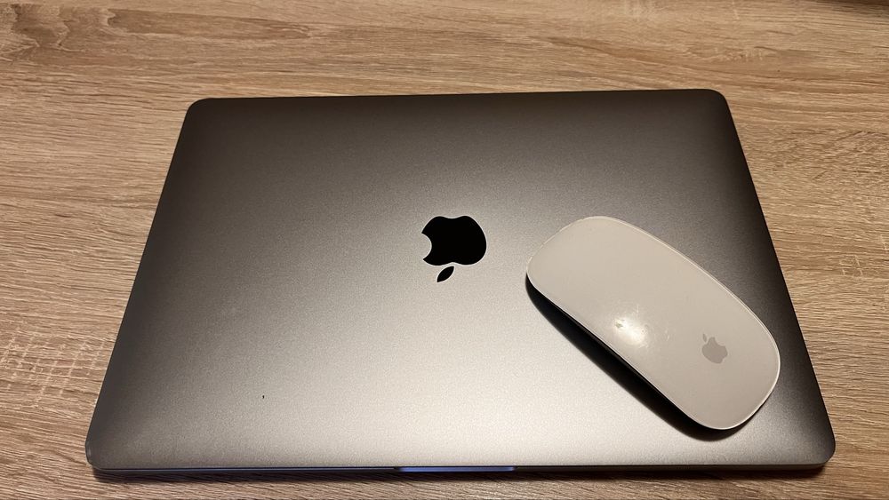 Apple • MacBook Pro 2017 şi MagicMouse