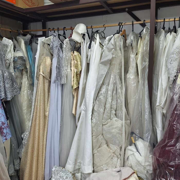 Арзан бағамен киімдер сатылады.