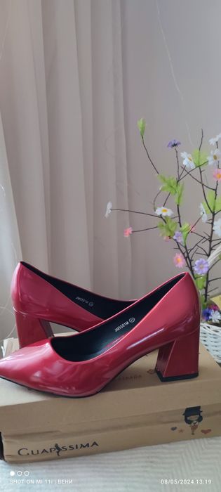 Обувки в красив червен цвят