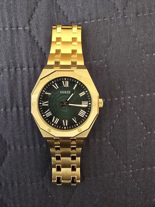 Златист часовник Guess