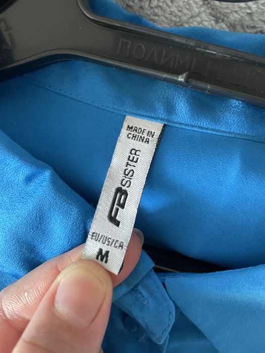 атласная синяя блузка