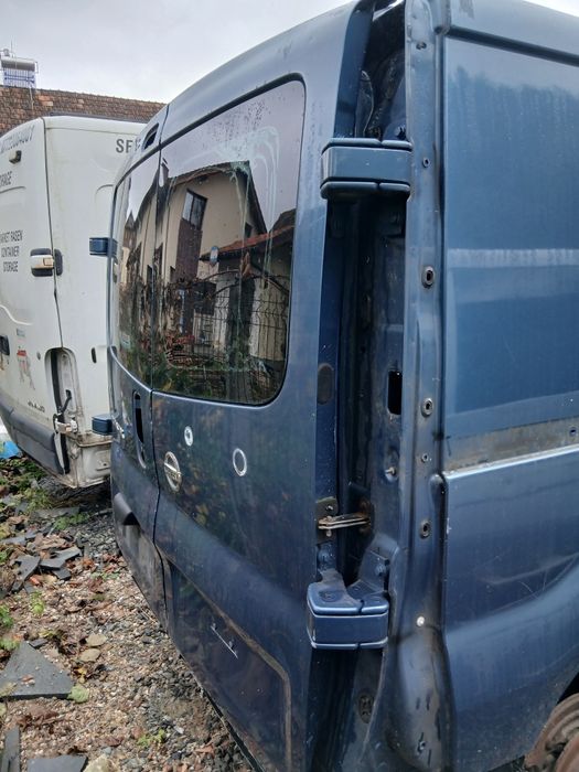 Dezmembrez Opel Vivaro motor 2.5 euro 4