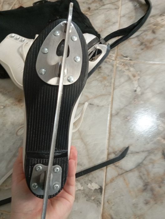 Коньки фигурные.