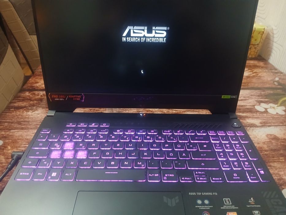 Laptop Asus RTX 4060, procesor i7