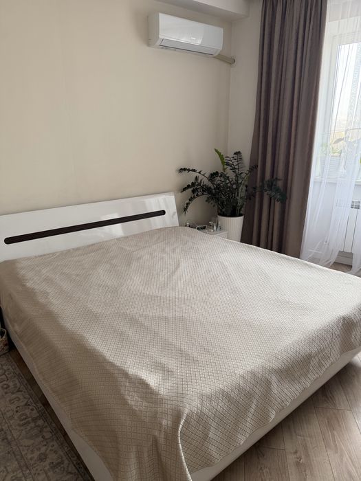 Кровать без матраса