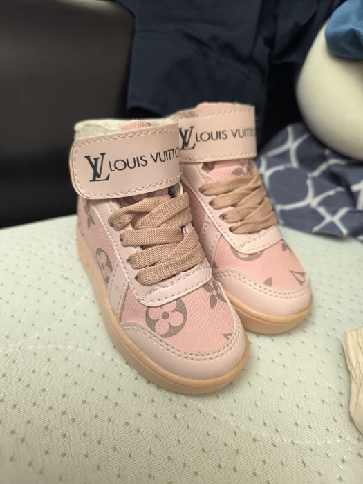 Adidasi Louis Vuitton