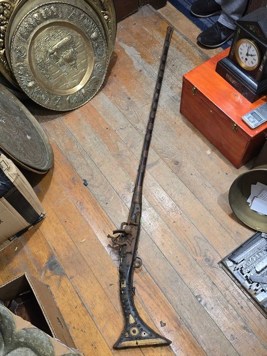 Античен кремъчен пистолет – ръчна изработка, 18–19 век
Цена: 2200 лв.