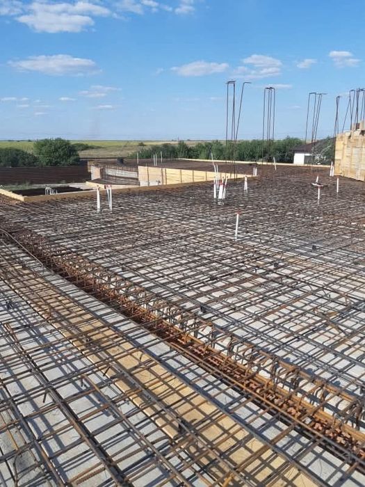 Construim case, duplexuri, blocuri la roșu
