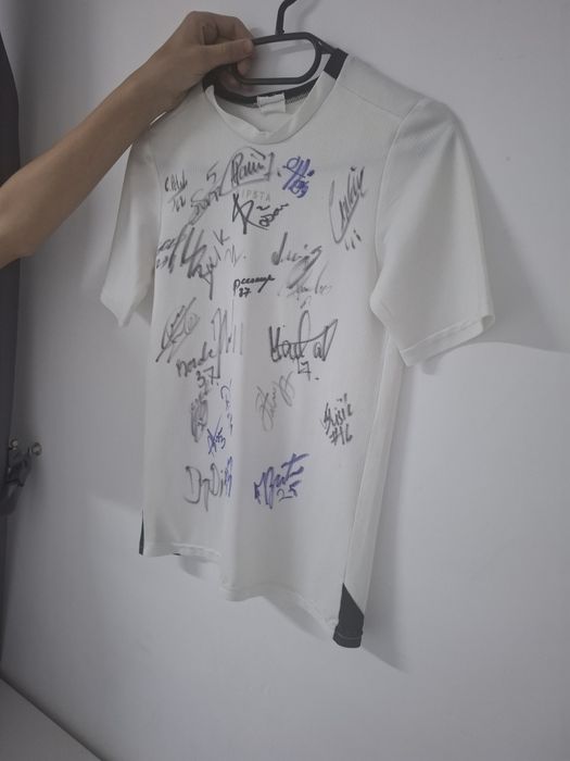 Tricou cu semnăturile jucătorilor de la CFR