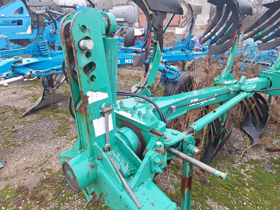 Продавам плуг REGENT A-4800