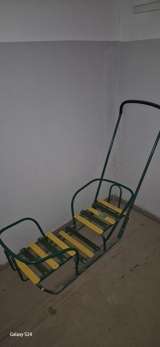 Срочно продам сани двухместное