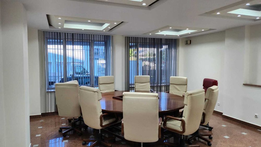 Inchiriez cladire birouri ,clinica ,scoala