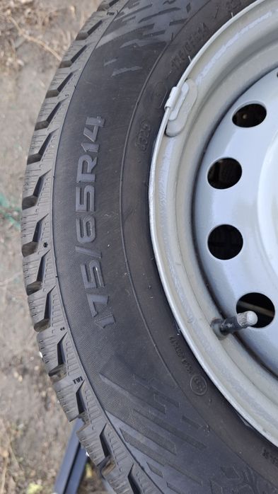 Продам   комплект  зимних  шин  на дисках  R14