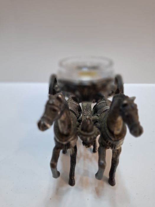 Колесница в римски стил, теглена от два коня.