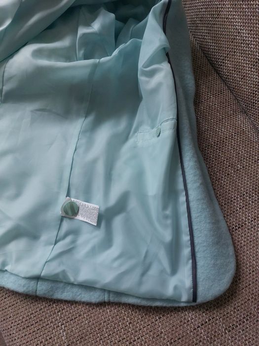 Haina noua din stofa de lana, o culoare de vis, eleganta clasica