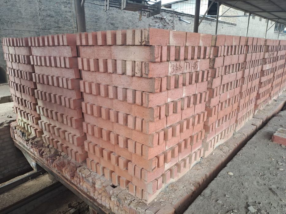 Красный жженый кирпич