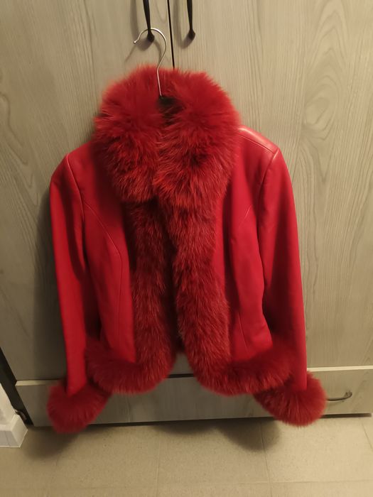 Vind haina de piele 100%marca Foxy rosie masura S ,pret 3000 ron.