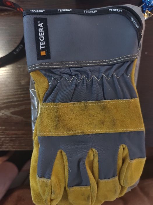 Продаются перчатки и очки