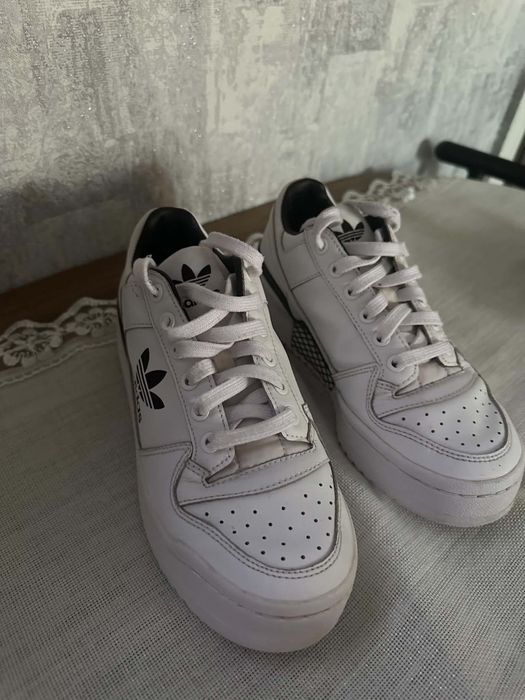 Бели adidas маратонки