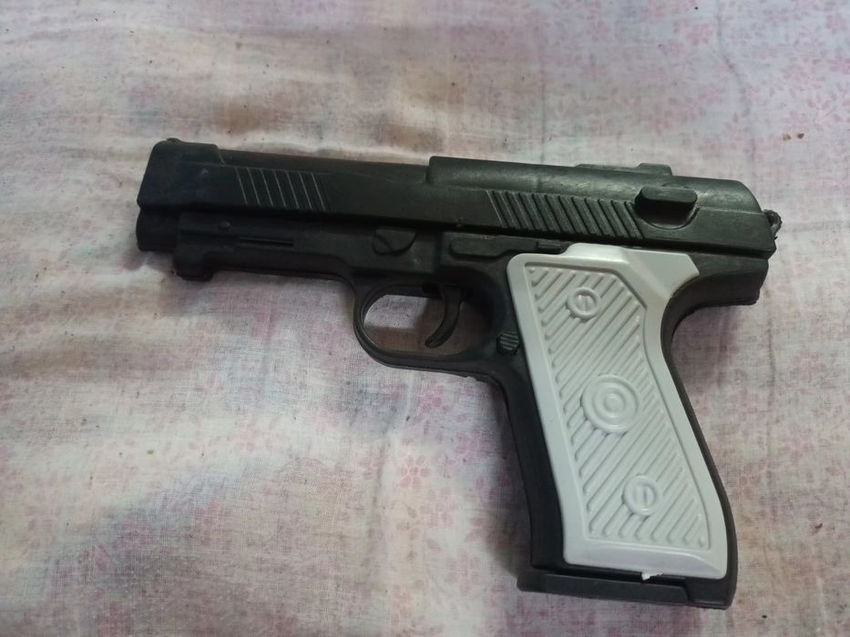 Pistol cu bile de jucarie