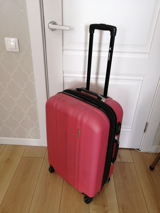 Продам средний чемодан.