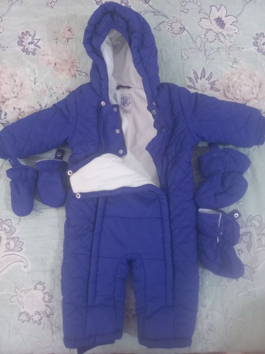 Детские вещи,комбинезоны и шапка