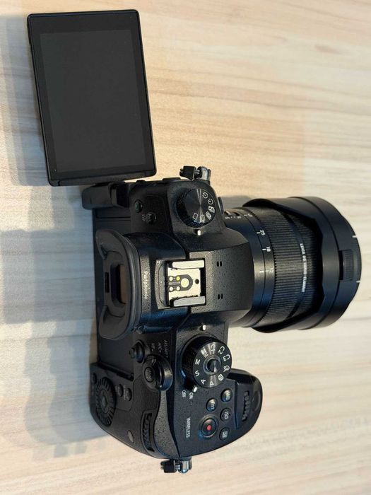 Panasonic Lumix GH5 + Leica 12-60mm f/2.8-4.0 + 2 батерии + кутия