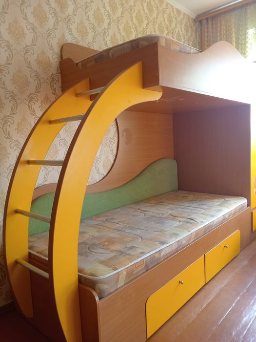 Двухъярусная кровать, стол, комод