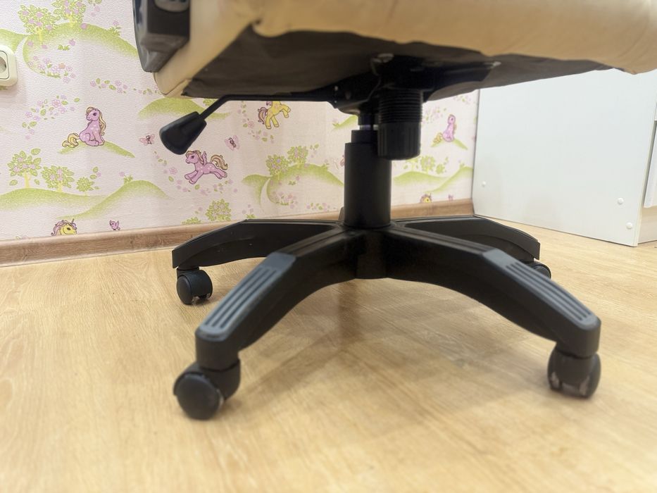 Офисное мягкое кресло