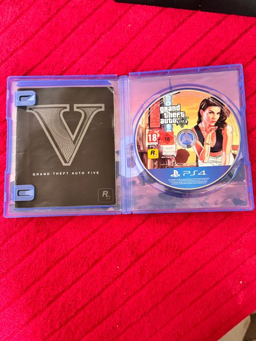 PlayStation 4 + 2 Конзоли + 3 игри.