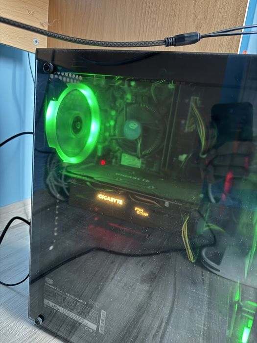 Компютър и монитор